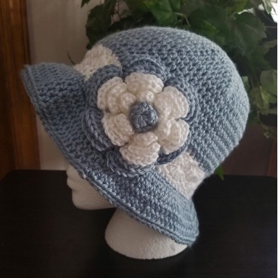 WOMAN'S HANDCROCHETED SUN HAT WITH FLOWERCOUNTRY BLUE & WHITENEW  eb-31417038